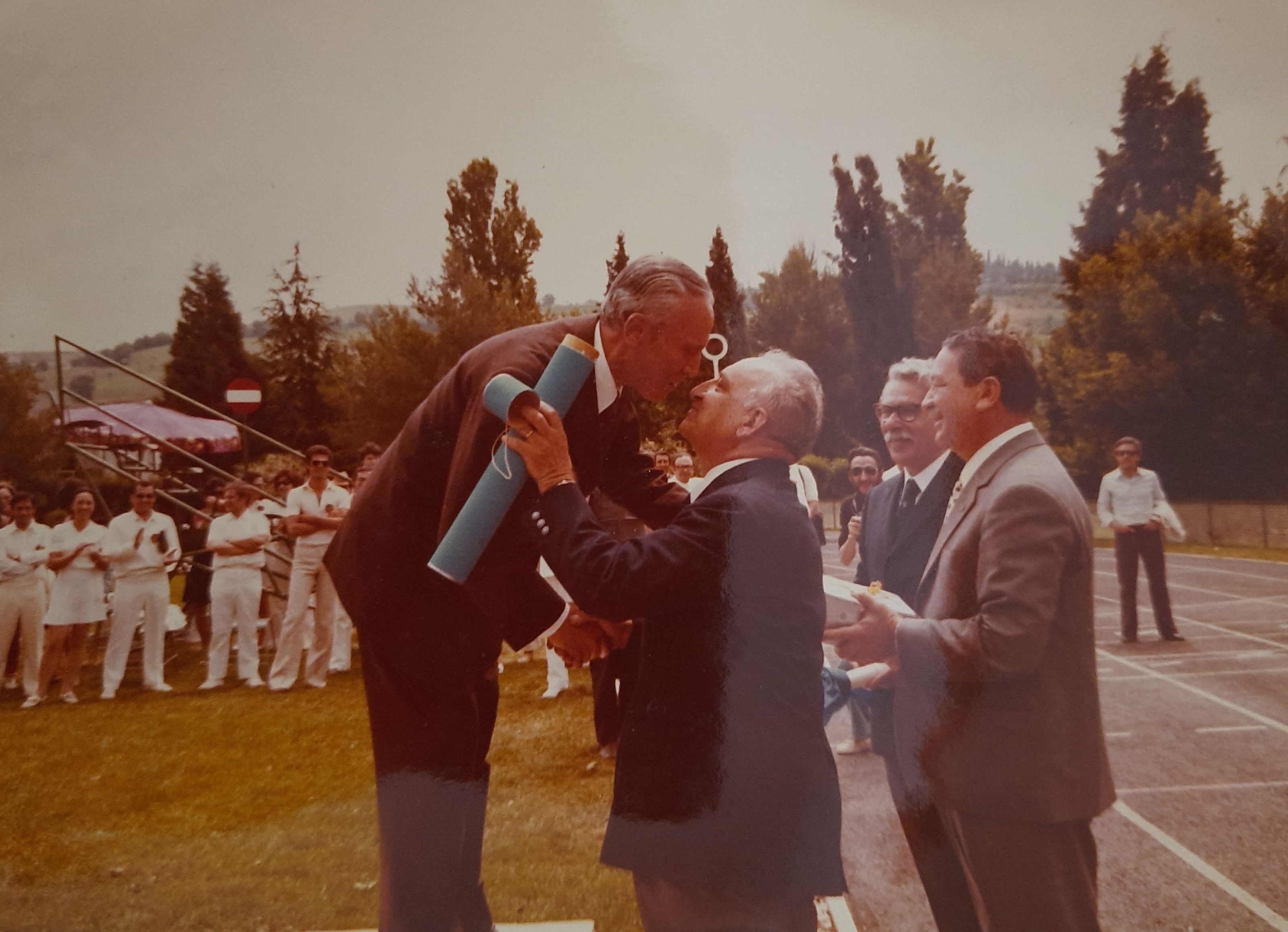Carlo Eugeni premia Angelo Gaspero. Camposuola di Teramo, anni '80 circa
